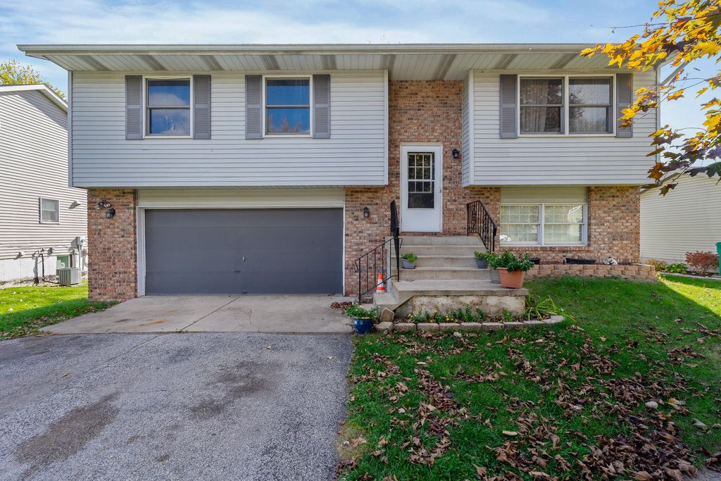 Photo of 4092 Westover Drive, Crown Point, IN 46307 (MLS # 830205)