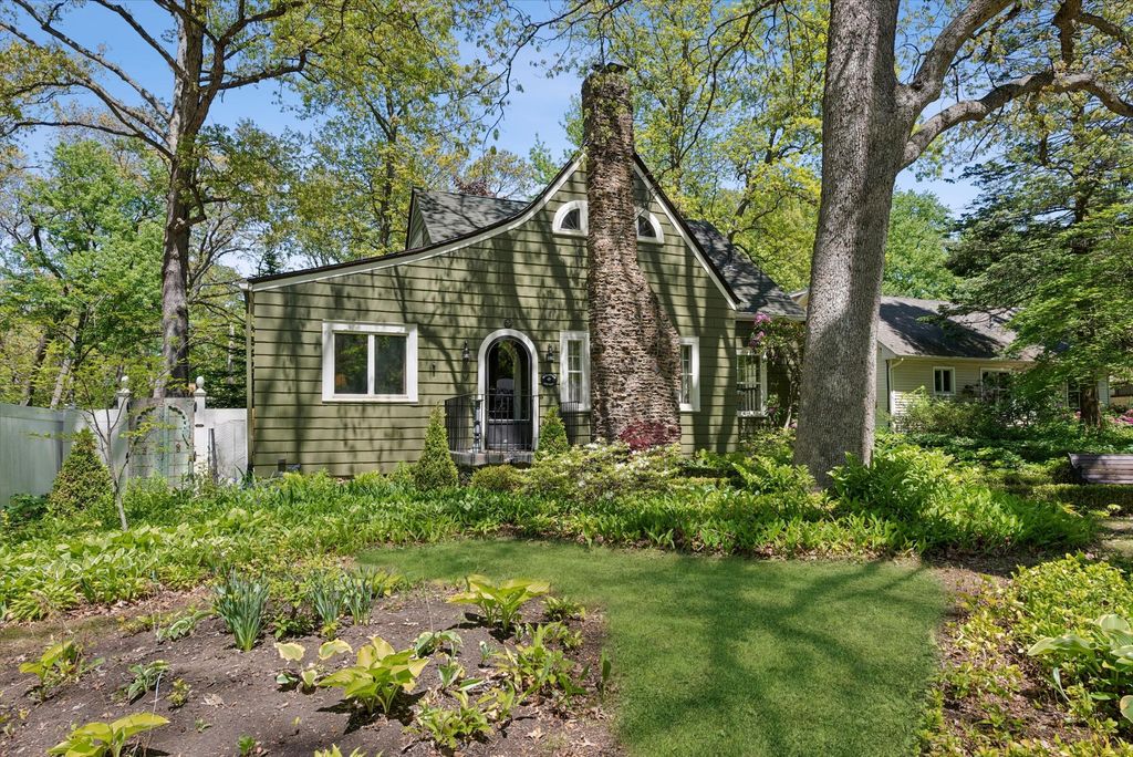 Photo of 558 Woodlawn Drive, Valparaiso, IN 46385 (MLS # 839158)