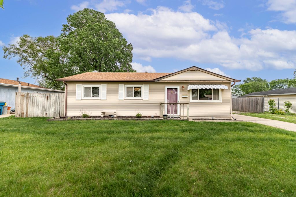 Photo of 9419 Saric Drive, Highland, IN 46322 (MLS # 839241)