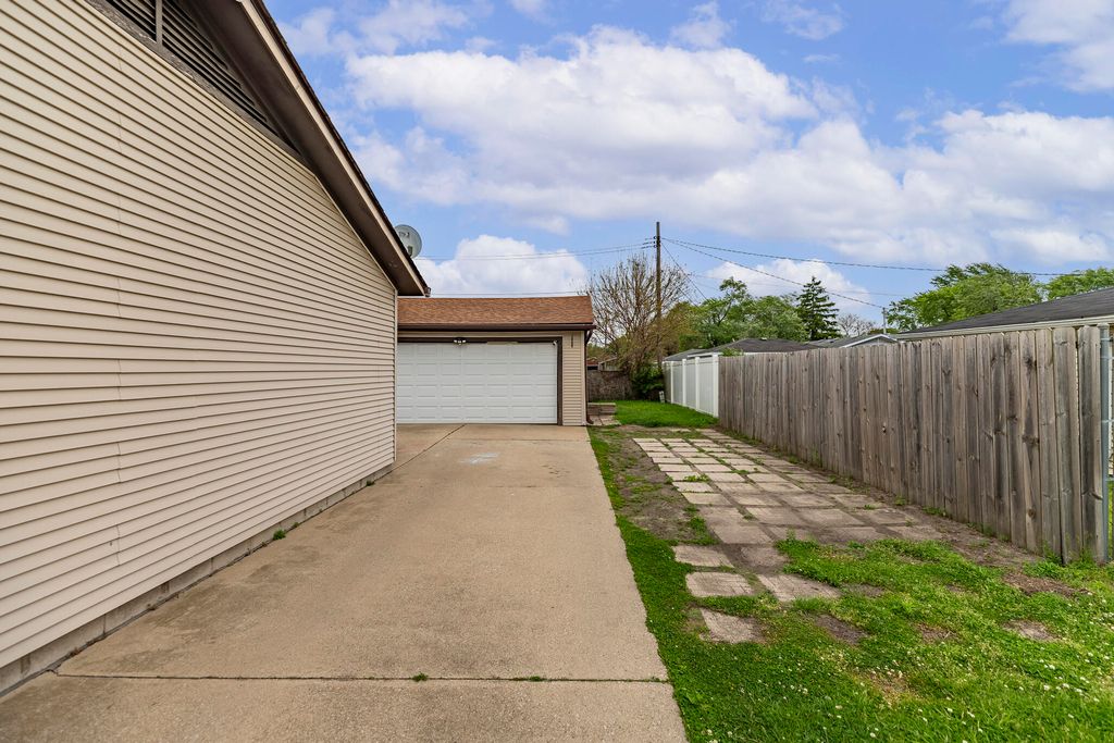 Photo of 9419 Saric Drive, Highland, IN 46322 (MLS # 839241)