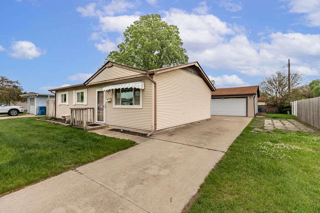 Photo of 9419 Saric Drive, Highland, IN 46322 (MLS # 839241)