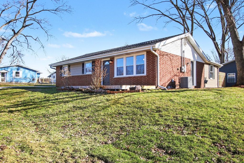 Photo of 1700 Clayton Street, Valparaiso, IN 46383 (MLS # 834729)