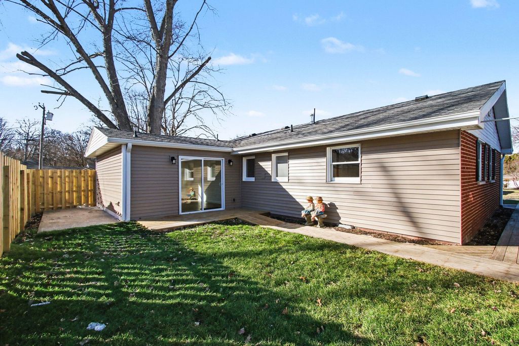 Photo of 1700 Clayton Street, Valparaiso, IN 46383 (MLS # 834729)