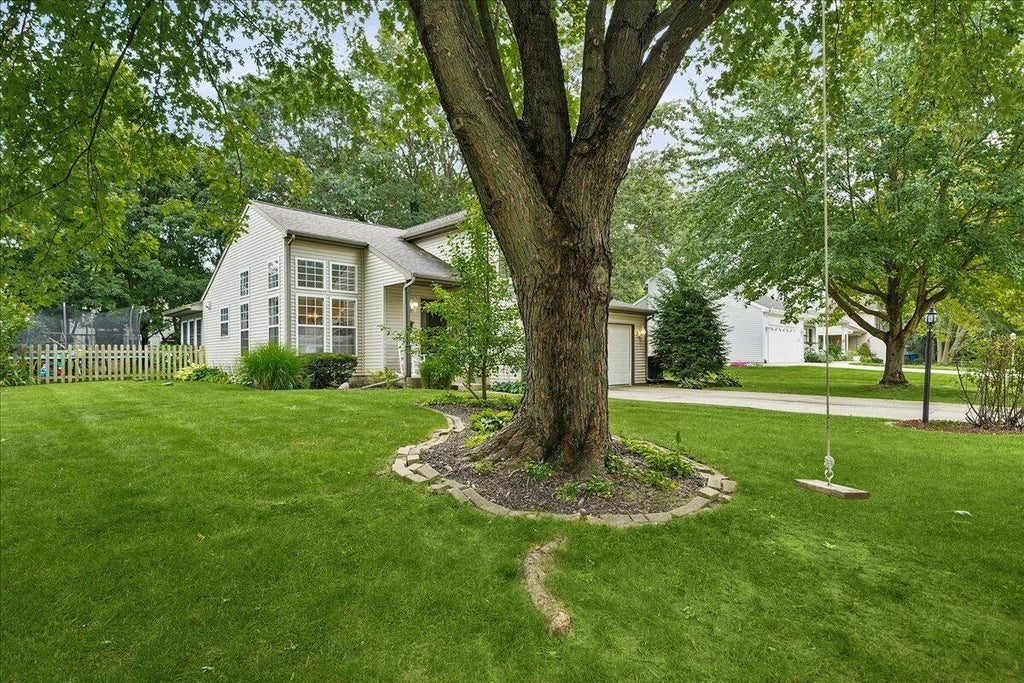 Photo of 801 S 19th Street, Chesterton, IN 46304 (MLS # 844902)