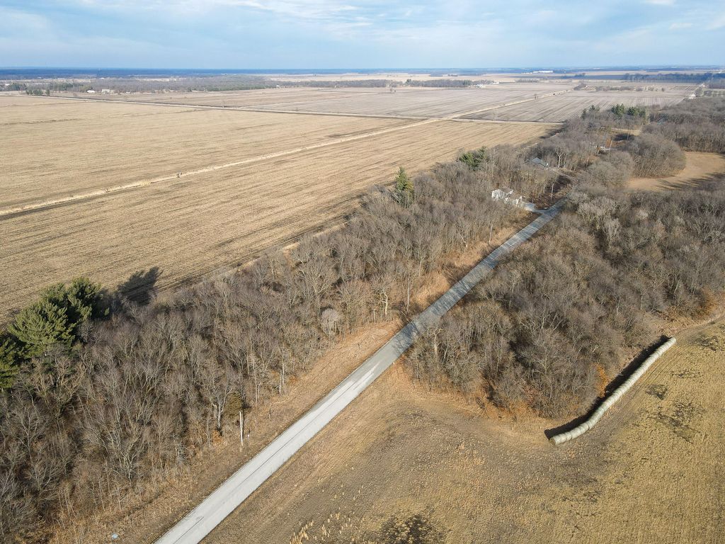 Photo of 1422 E 600 N, Lake Village, IN 46349 (MLS # 834935)