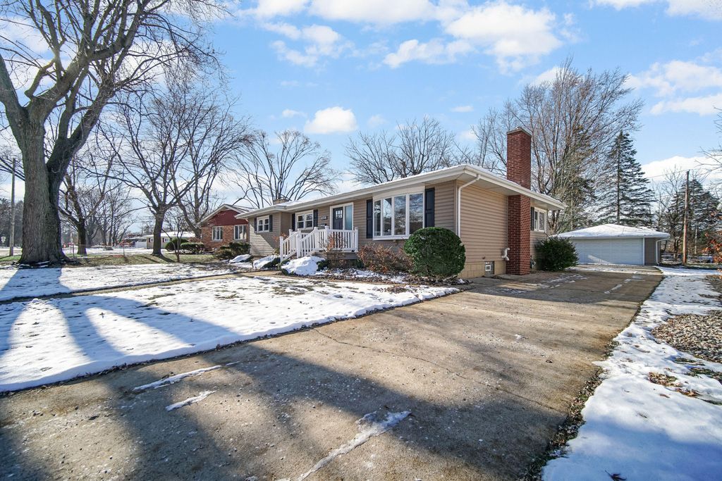 Photo of 8228 Greenwood Avenue, Munster, IN 46321 (MLS # 832422)