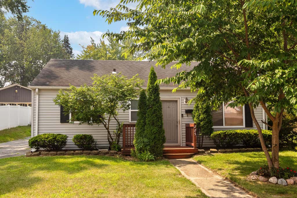 Photo of 225 E Joliet Street, Schererville, IN 46375 (MLS # 842734)