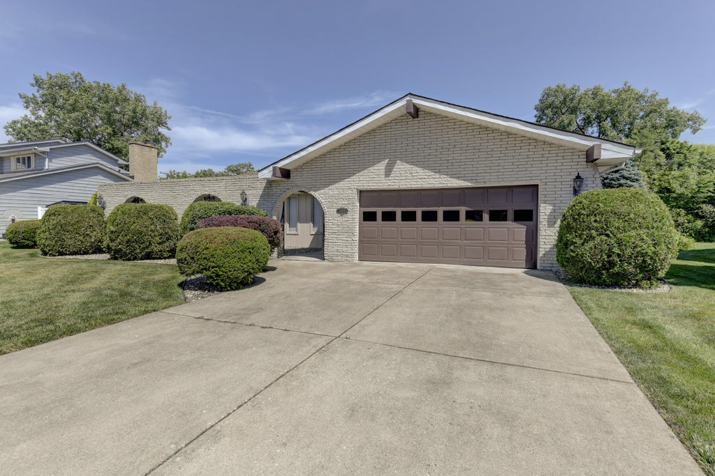 Photo of 9617 White Oak Avenue, Munster, IN 46321 (MLS # 840165)
