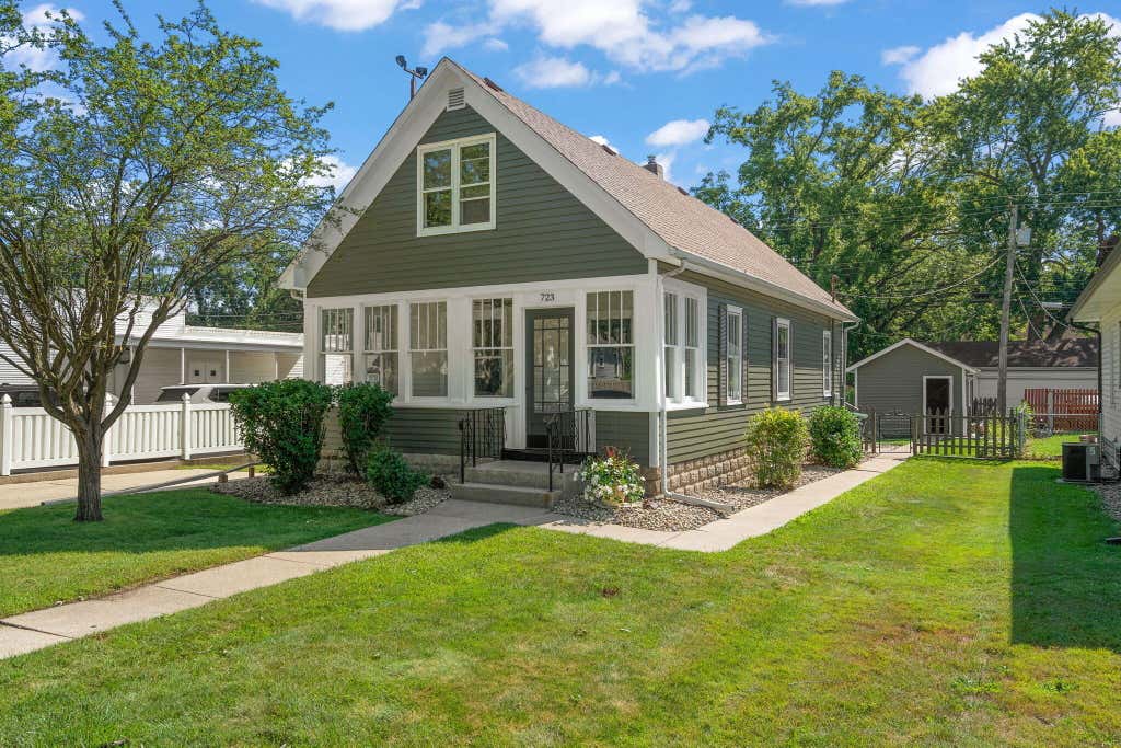 Photo of 723 Lincoln Street, Hobart, IN 46342 (MLS # 843191)