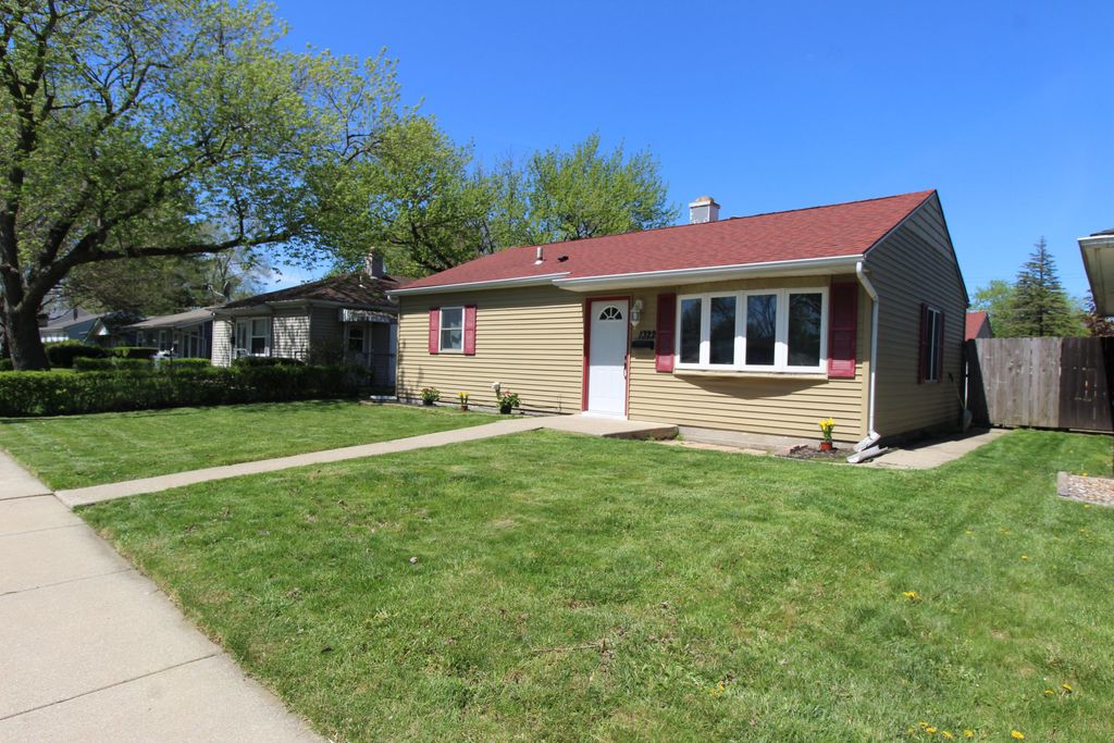 Photo of 1322 W 1st Place, Hobart, IN 46342 (MLS # 837492)