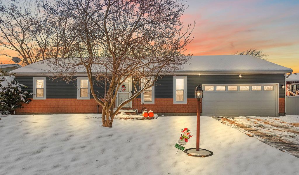 Photo of 1407 Peachtree Drive, Valparaiso, IN 46383 (MLS # 831654)
