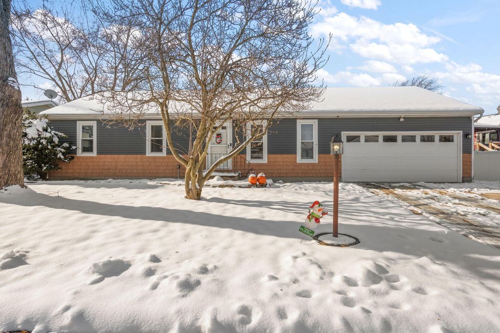 Photo of 1407 Peachtree Drive, Valparaiso, IN 46383 (MLS # 831654)