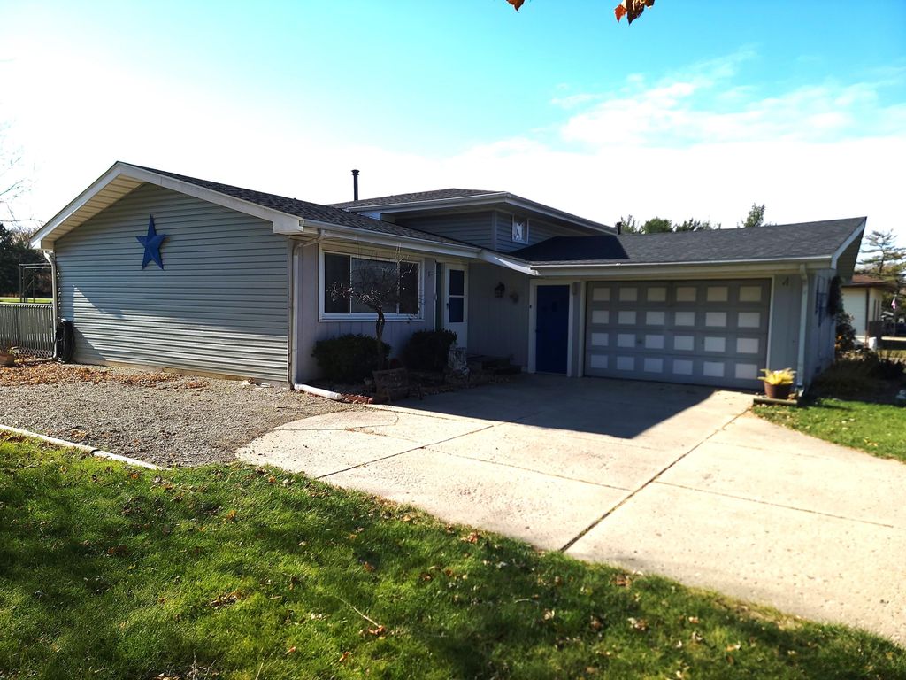 Photo of 1328 Hilltop Drive, Lowell, IN 46356 (MLS # 832665)