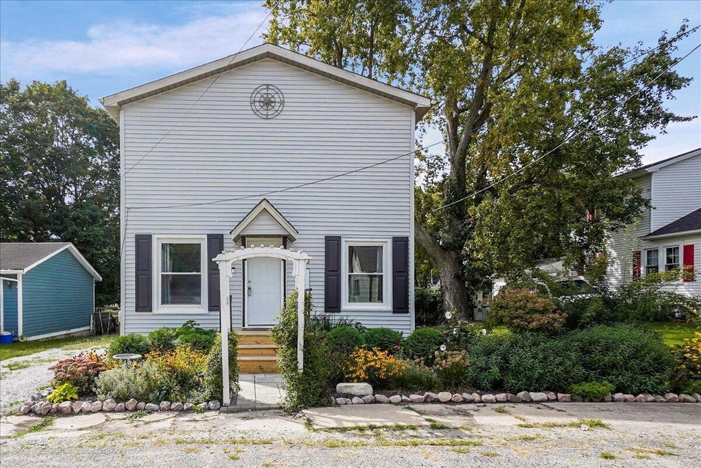 Photo of 208 W Alyea Street, Hebron, IN 46341 (MLS # 845356)