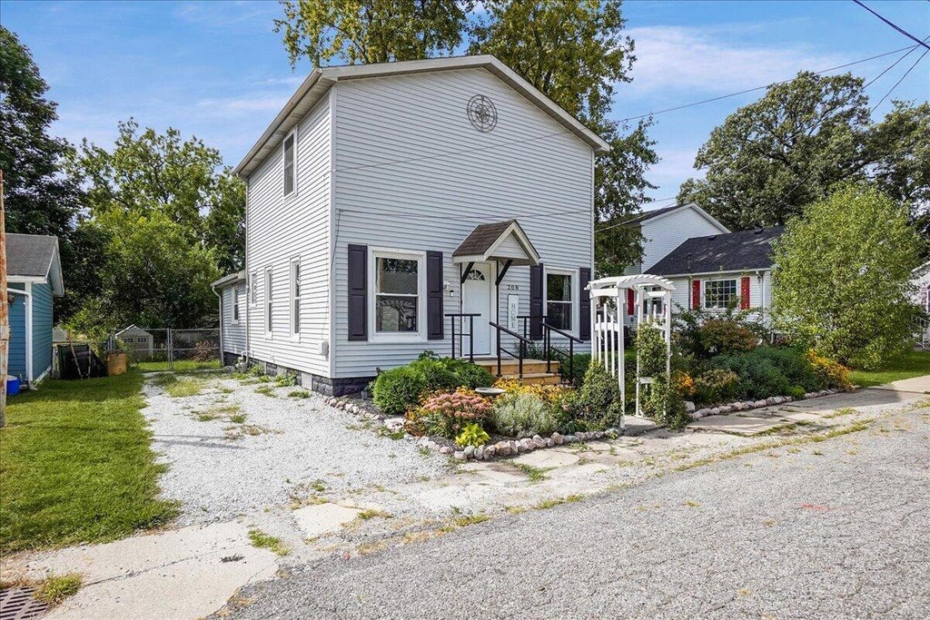Photo of 208 W Alyea Street, Hebron, IN 46341 (MLS # 845356)