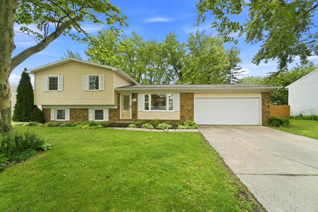 Photo of 3707 Central Avenue, Valparaiso, IN 46383 (MLS # 840283)