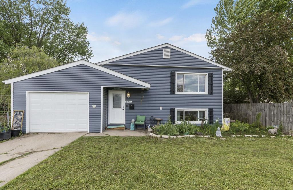 Photo of 1216 Dwiggins Court, Griffith, IN 46319 (MLS # 838448)