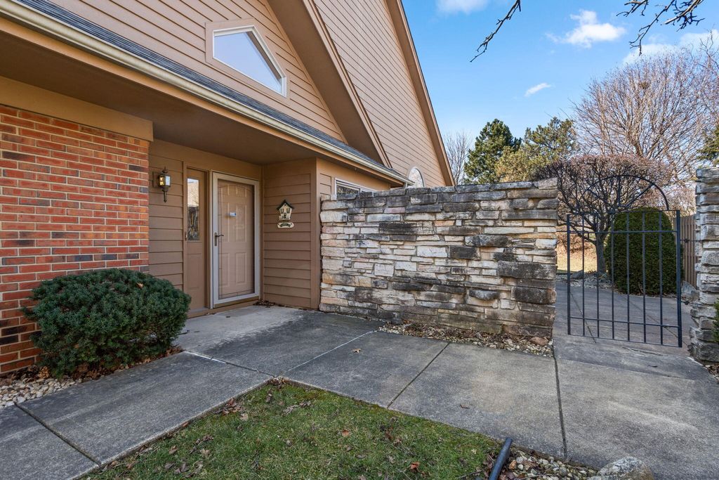 Photo of 911 Westminster Lane, Munster, IN 46321 (MLS # 834646)