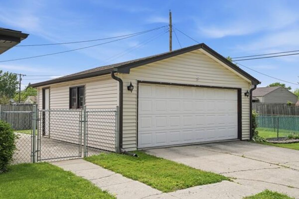 Photo of 340 Midway Drive, Valparaiso, IN 46385 (MLS # 839470)