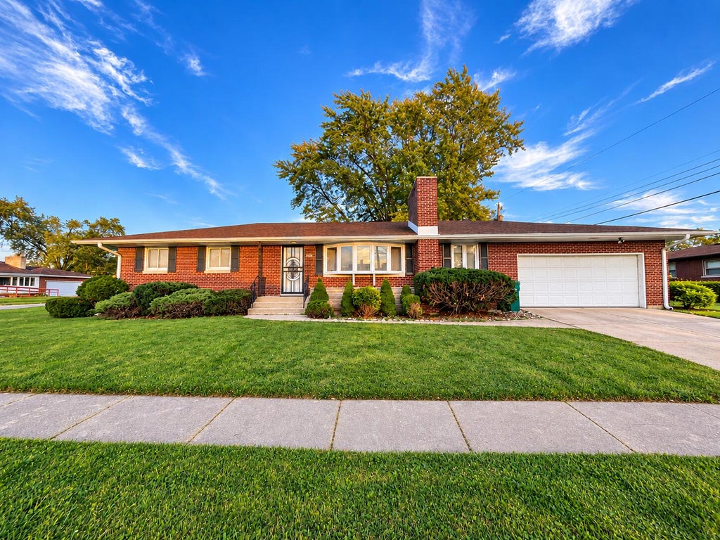 Photo of 5601 Madison Street, Merrillville, IN 46410 (MLS # 846846)