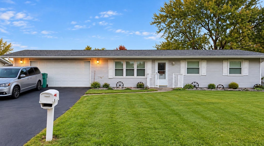 Photo of 407 Salt Creek Pkwy, Valparaiso, IN 46385 (MLS # 846988)