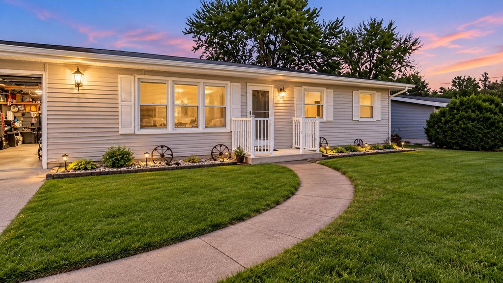 Photo of 407 Salt Creek Pkwy, Valparaiso, IN 46385 (MLS # 846988)