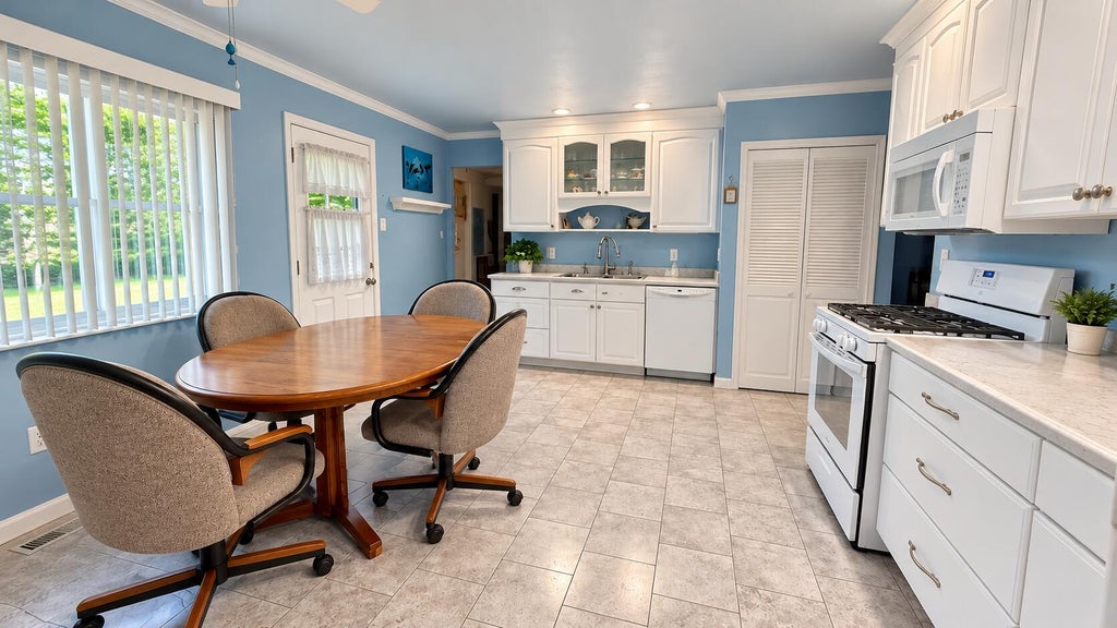 Photo of 407 Salt Creek Pkwy, Valparaiso, IN 46385 (MLS # 846988)