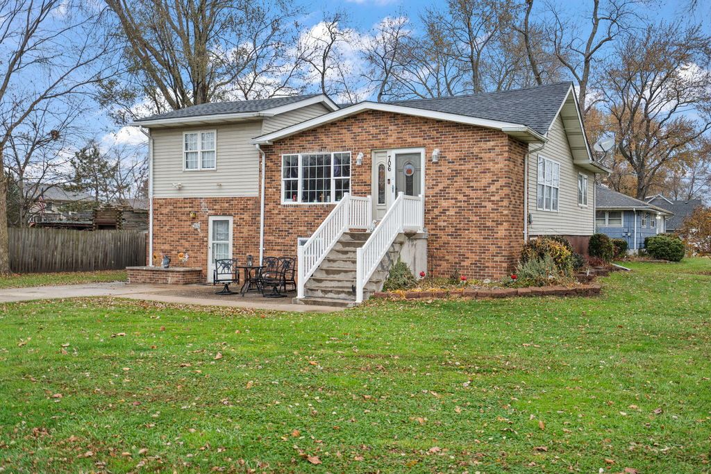 Photo of 706 N Colfax Street, Griffith, IN 46319 (MLS # 831208)