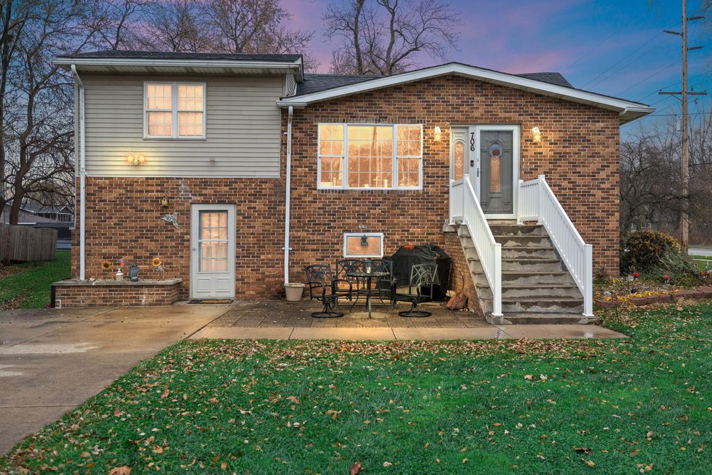 Photo of 706 N Colfax Street, Griffith, IN 46319 (MLS # 831208)