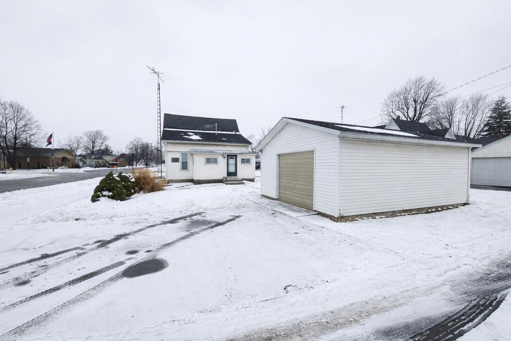 Photo of 301 N Range Street, Wolcott, IN 47995 (MLS # 833833)