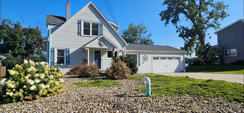 Photo of 227 Lakeview Drive, Walkerton, IN 46574 (MLS # 844221)