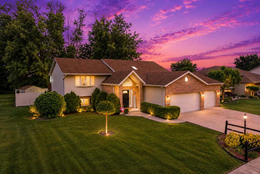 Photo of 3020 Diamond Drive, Hobart, IN 46342 (MLS # 840437)