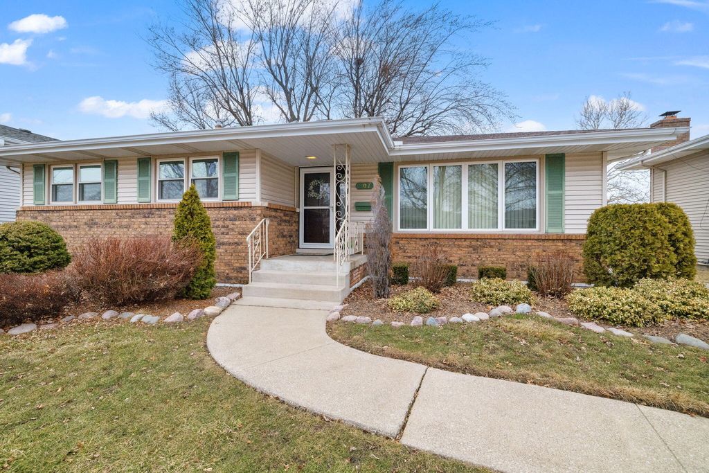 Photo of 507 Hickory Lane, Munster, IN 46321 (MLS # 834562)