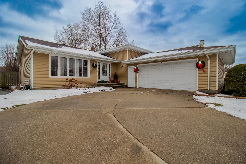 Photo of 1241 Willow Lane, Schererville, IN 46375 (MLS # 833022)
