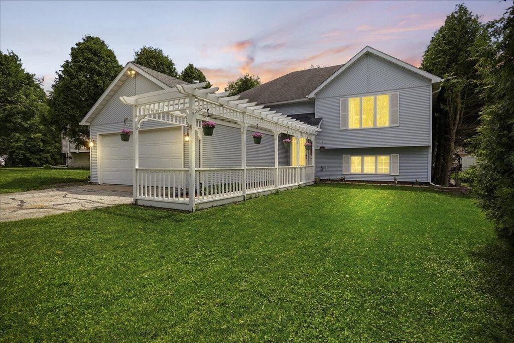 Photo of 4083 Westover Drive, Crown Point, IN 46307 (MLS # 839409)