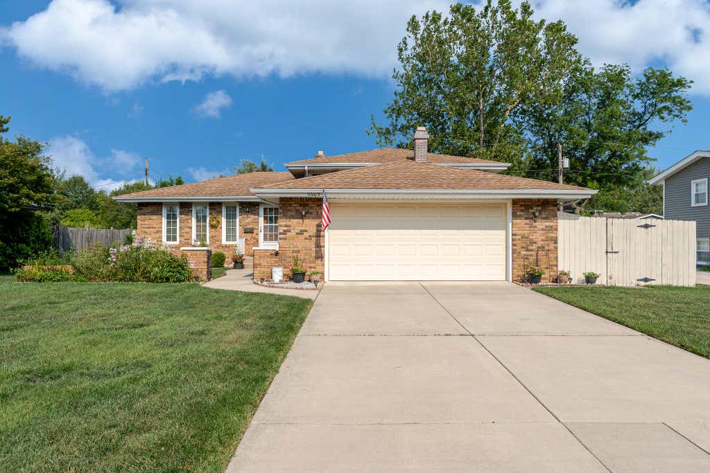 Photo of 9609 Northcote Avenue, Munster, IN 46321 (MLS # 843391)
