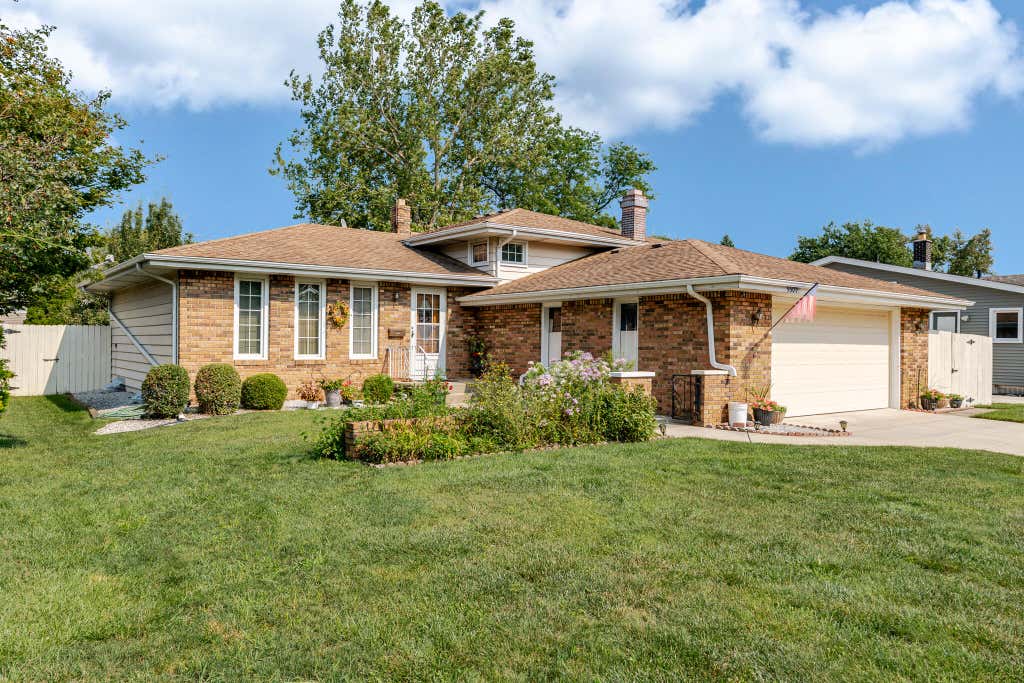 Photo of 9609 Northcote Avenue, Munster, IN 46321 (MLS # 843391)