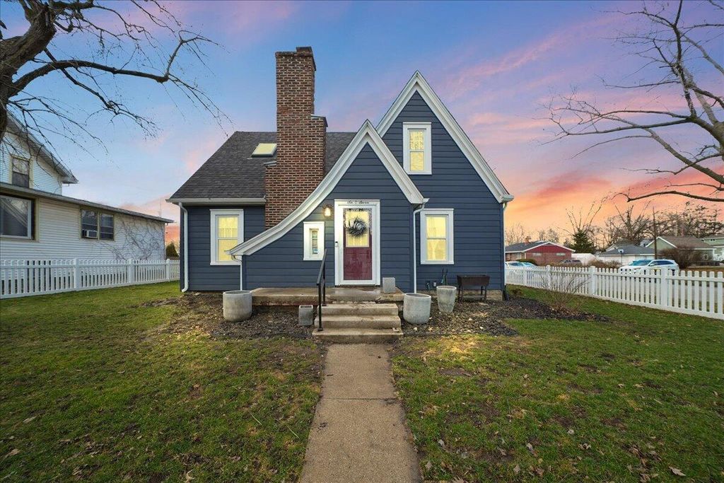 Photo of 607 Oak Street, Valparaiso, IN 46383 (MLS # 835128)