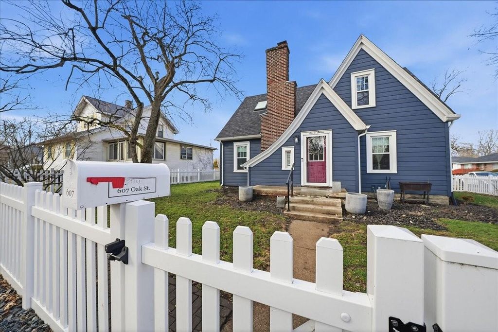 Photo of 607 Oak Street, Valparaiso, IN 46383 (MLS # 835128)