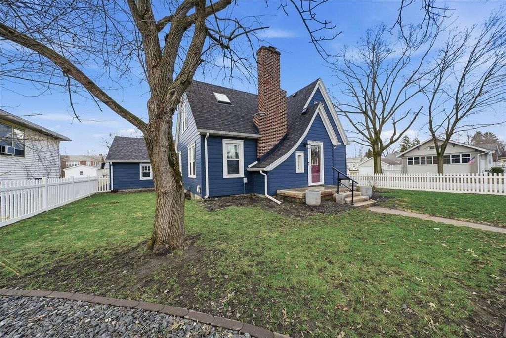 Photo of 607 Oak Street, Valparaiso, IN 46383 (MLS # 835128)