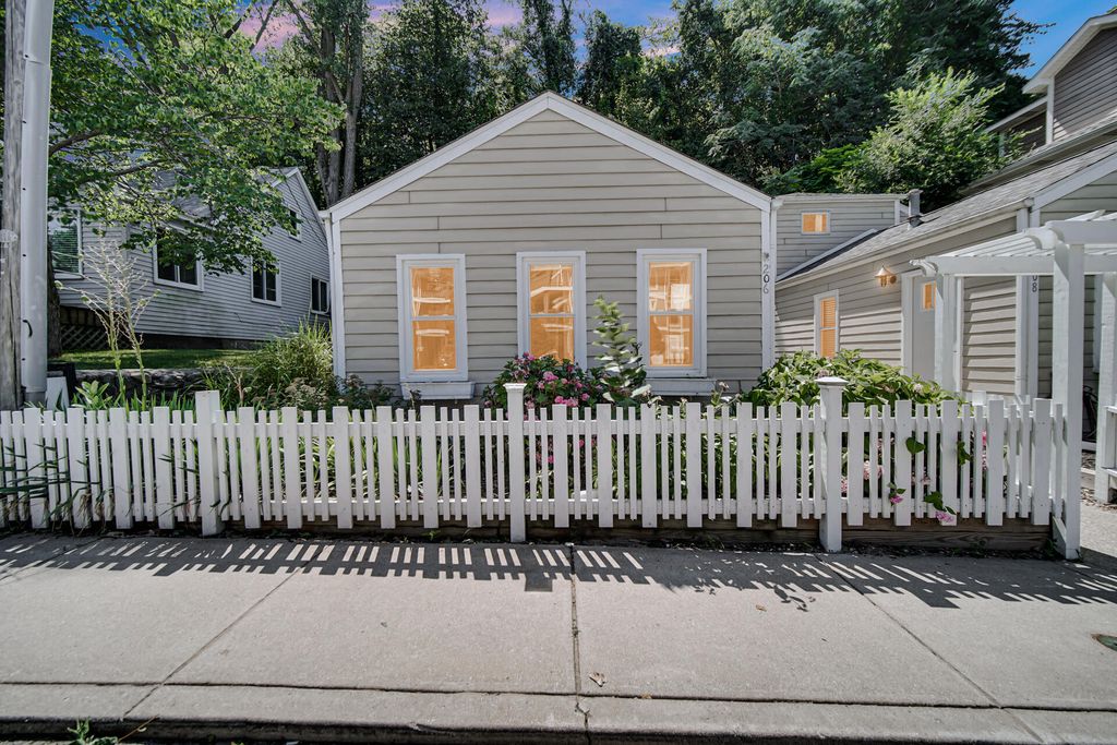 Photo of 206 Lake Avenue, Michigan City, IN 46360 (MLS # 842898)