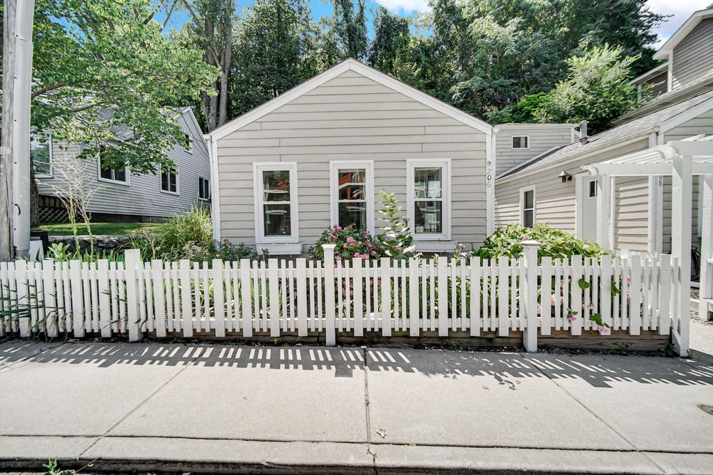 Photo of 206 Lake Avenue, Michigan City, IN 46360 (MLS # 842898)