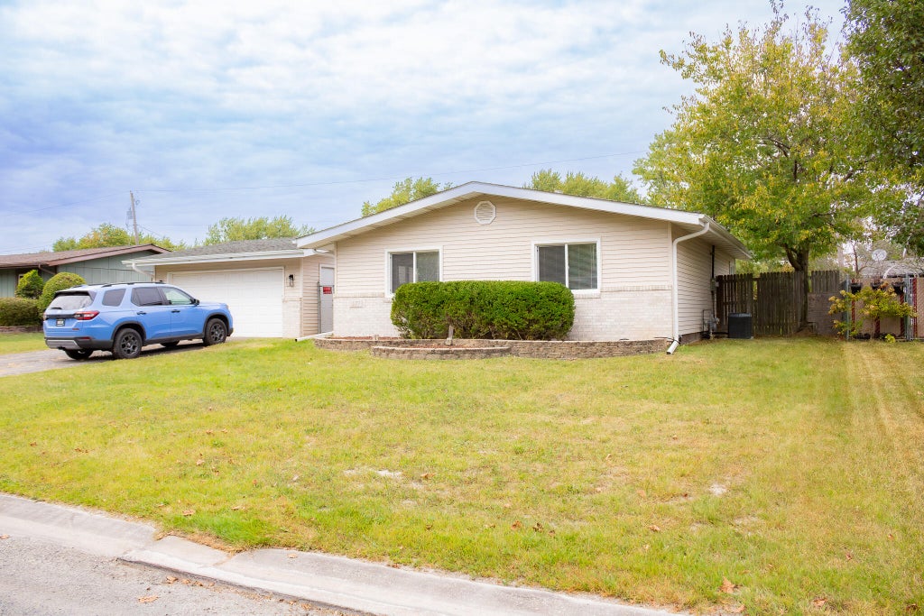 Photo of 407 Saginaw Drive, Valparaiso, IN 46385 (MLS # 845378)