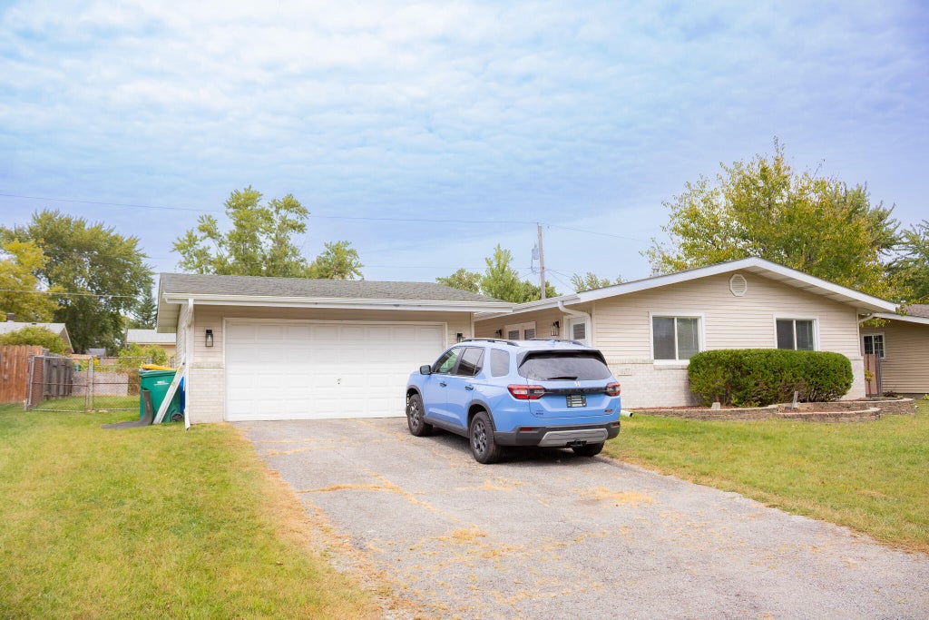 Photo of 407 Saginaw Drive, Valparaiso, IN 46385 (MLS # 845378)