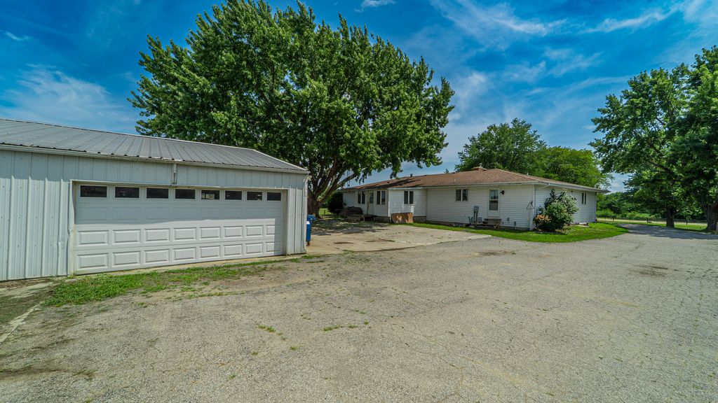 Photo of 231 W 500 N, Valparaiso, IN 46385 (MLS # 838671)