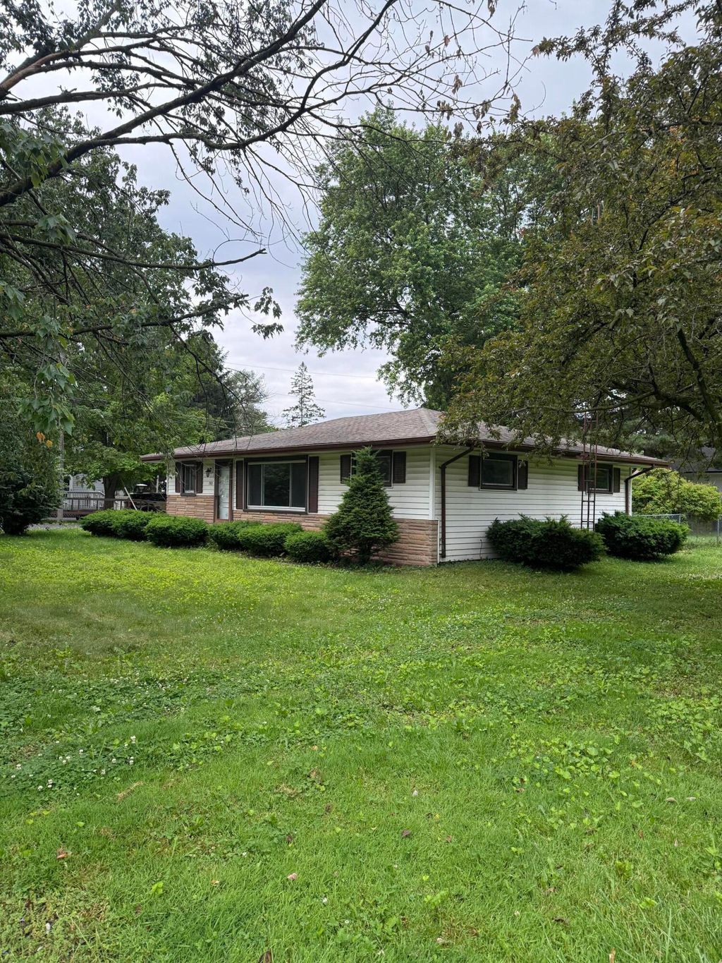 Photo of 1905 Crockett Avenue, Valparaiso, IN 46383 (MLS # 839894)