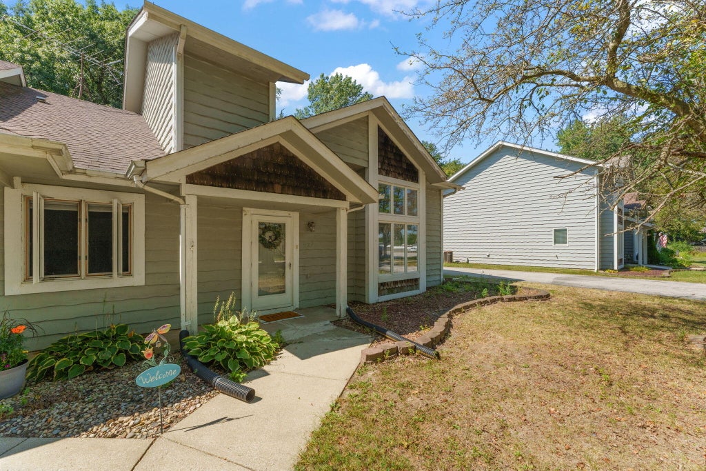 Photo of 227 Clinton Street, Lowell, IN 46356 (MLS # 845017)