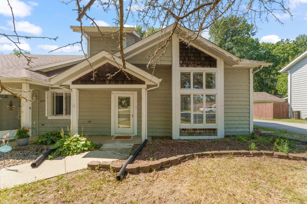 Photo of 227 Clinton Street, Lowell, IN 46356 (MLS # 845017)