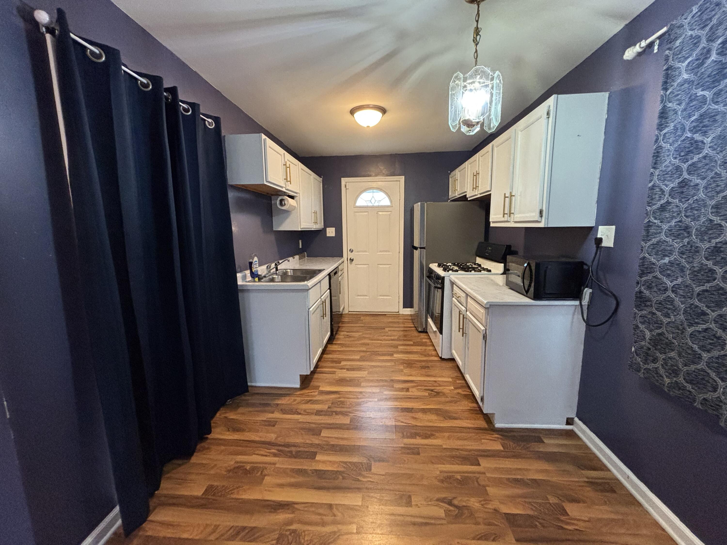 2414 Manhattan Street