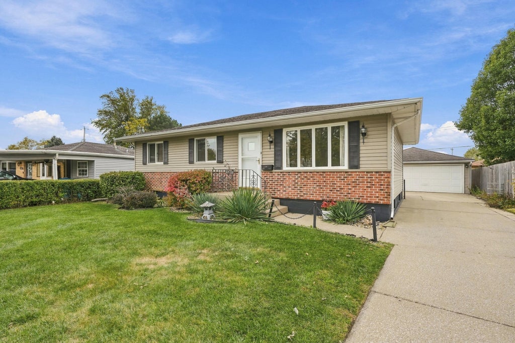 Photo of 9330 Forrest Drive, Highland, IN 46322 (MLS # 847585)